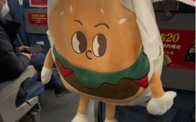 Pulang ke rumah itu senang banget, langsung mengibaskan kaki sambil tertawa ngakak hahaha!