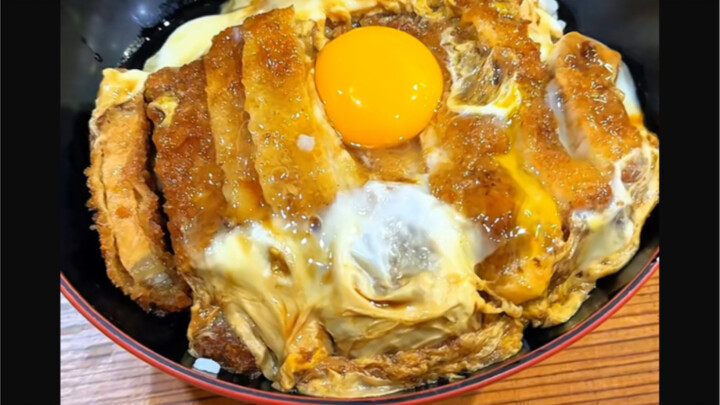 Paket daging babi yang antri panjang