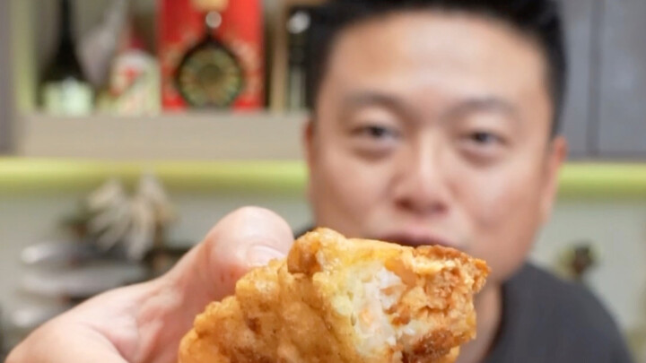 Đỉnh cao của hương vị cua chính là lúc này: cua hoàng đế vỏ mềm chiên giòn thơm phức!