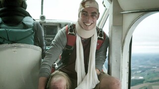 猛男得知自己还能活62年，立马直播跳飞机，万米高空真摔不死