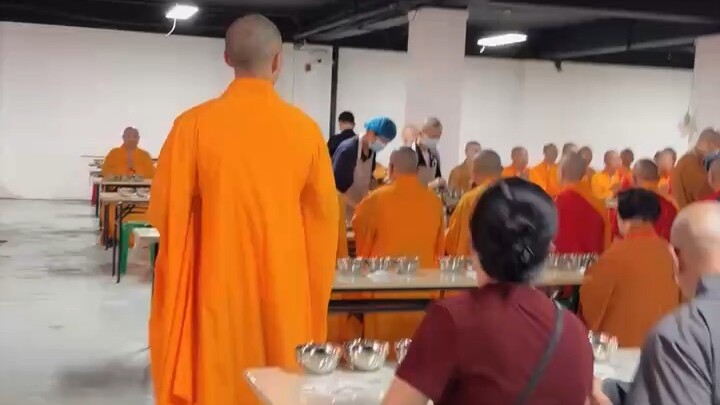 總有起風的清晨，總有暖和的午後⋯用平常心把握每一個瞬間，去面對每一個昨天、今天和明天。在生命的旅程中，如果你累了，不妨停下來休息一下。看一看沿途的風景，聽一聽天邊的風聲，也是一種享受。