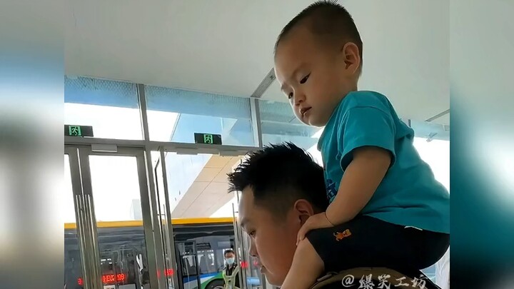 Bagaimana rasanya naik pesawat milik istri kepala pramugari? Mbak Hua memang tegas dan tak kenal amp