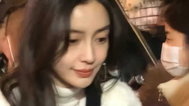 Holy crap! This girl looks a hundred times better in unedited, real-life photos than in heavily edit