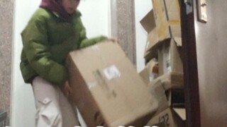 Anh ấy thực sự là người điều khiển Kamen Rider. Anh ấy đã mở gói nó trong suốt kỳ nghỉ đông. Anh ấy 