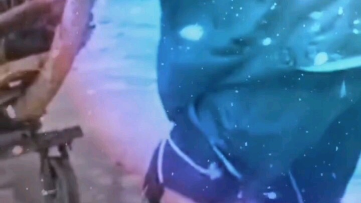 On the street, an elderly man has no money to buy a prosthetic limb, so he’s cobbled together a make