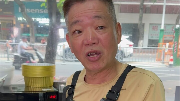 An uncle in Shantou sells pig stomach soup for 1,980 yuan a bowl, firmly claiming he never cheats hi