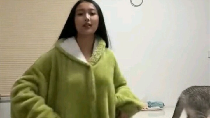 Coba tebak, apa yang biasanya dilakukan mahasiswi di asrama saat tidak kuliah?