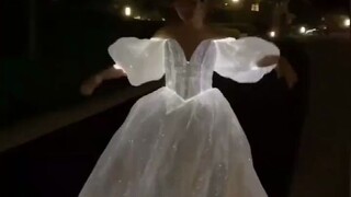 小姐姐自制“每根纤维都会发光”的裙子，到晚上超梦幻！