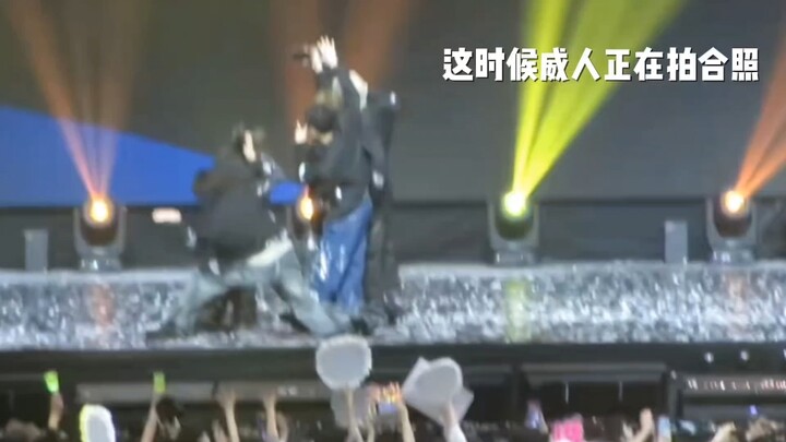 Keluarga SM penuh cinta! Winter meminjam ponsel Kak Kun untuk selfie, hahaha!