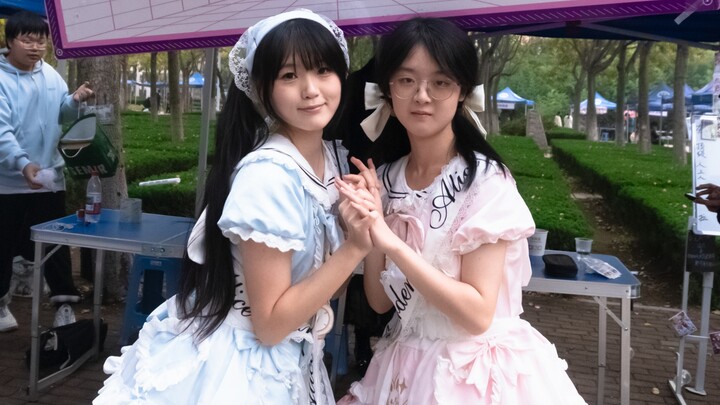 فوجئنا بأن هناك اثنتين من الأخوات الأكبر سناً ترقصان أثناء تجنيد أعضاء جدد في نادي الأنمي بالمدرسة!