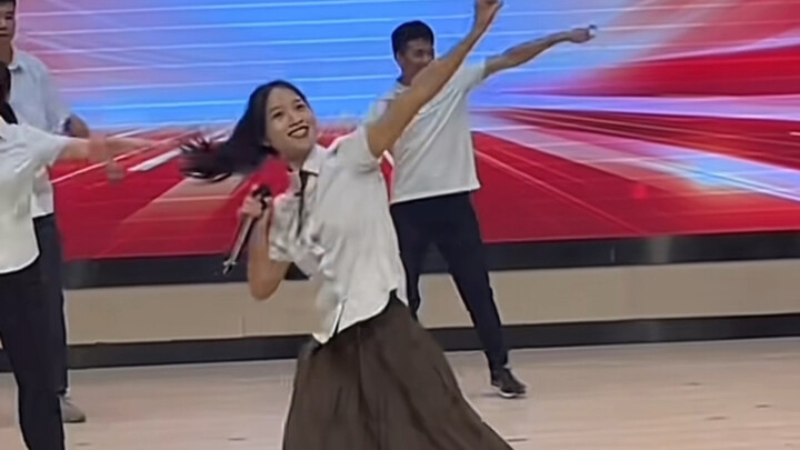 At this time, Hanhan didn't realize that she would be the one to dance every year.