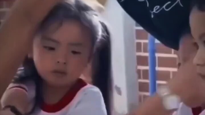 Giáo viên: Thằng nhóc, tôi còn chưa hiểu cậu đâu
