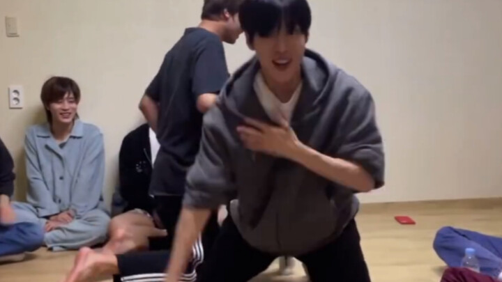 “Ini pertama kalinya aku menang dari Kaechan!!!!” — Kim Doyoung