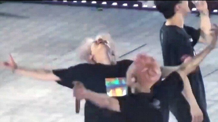 【Rạng rỡ】Chansung nghịch ngợm quá đỗi, biểu cảm bất lực nhưng đầy cưng chiều; hai người đứng cạnh nh