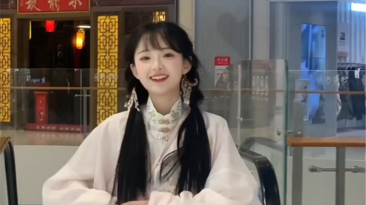 Sweet Girl | “My girlfriend running toward me is so cute!”