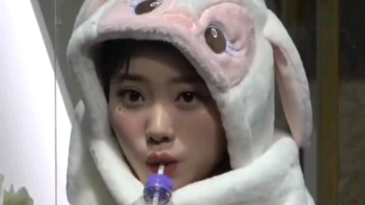 Shen Xiaoting’s confused about the game situation and sighs in frustration, desperate to call for he