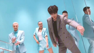 หมิงฮ่าวเข้าร่วมกิจกรรมแบรนด์และถูกเจ้าหน้าที่เชิญชวนให้เต้นร่วมกัน ยิ่งเต้นยิ่งสนุก