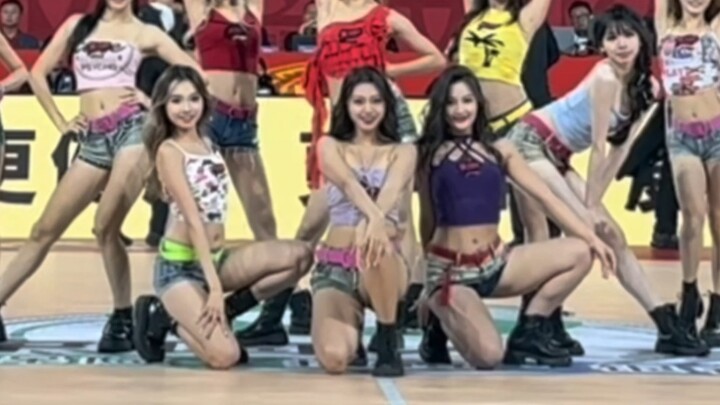 ฉากทีมเชียร์ลีดเดอร์สุดหล่อของ CBA “Shake It” จับตามองผู้คนนับล้าน