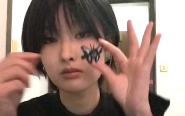 هذا فيديو لأزياء تُظهر القيثارة الجديدة.