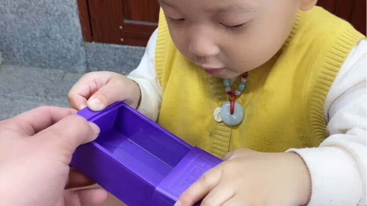 Keponakan kecil gagal saat menampilkan trik sulap, endingnya bikin ngakak!