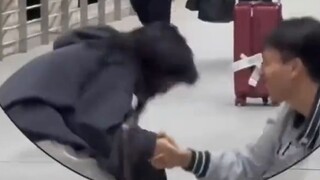 Người em trai đến đón chị gái mà anh đã không gặp suốt một năm trời. Cách họ chào nhau khiến người q