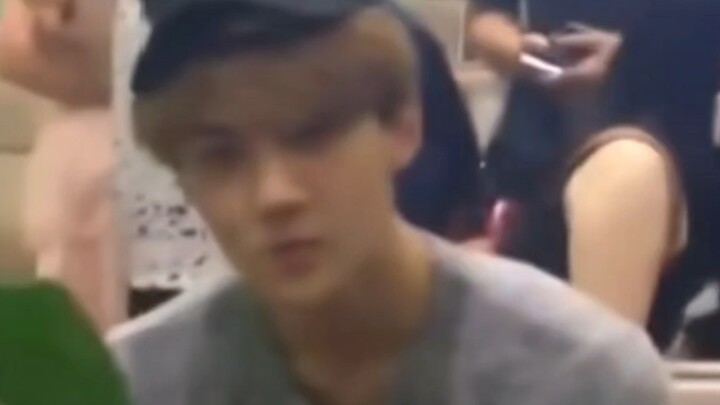 【อู ซีฮุน】หนุ่มหล่อผู้คอยแก้การออกเสียงให้แฟนคลับที่สนามบินในยุคแรก