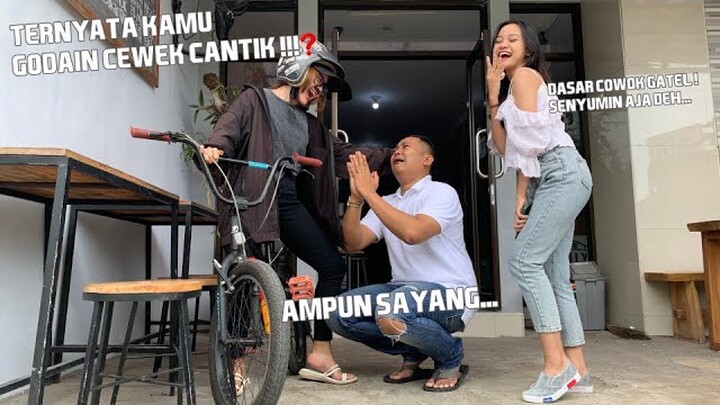 ISTRI GREBEK SUAMI SAAT GODAIN CEWEK CANTIK! TONTON SAMPAI HABIS !!! VIDEO LUCU NGAKAK