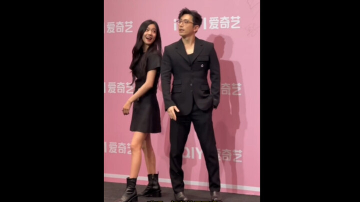 Bai Ke semakin seksi aja nih! Tentu saja istriku, Zhuang Dafei, jauh lebih cantik bak bidadari 😘