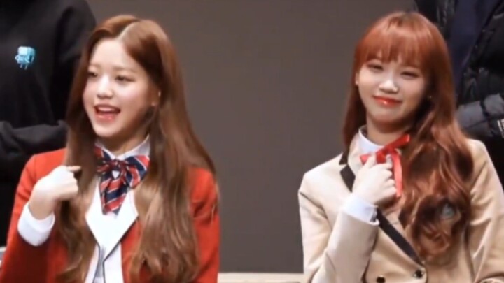 So-youthful Won-young and Chae-won ☞ Mischievous Chae-won imitates Won-young, haha!