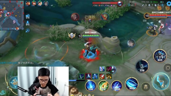 Tôi xuyên không mạnh mẽ đến đây, chẳng phải anh sẽ nổ tung à