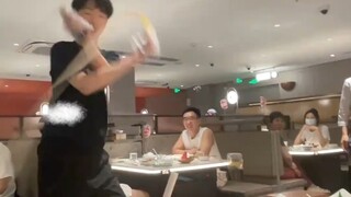 社牛男孩去海底捞体验甩面，店里小哥眼里全是要下岗的绝望