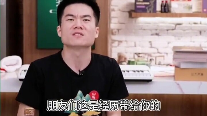 A popular online influencer commented, “It may seem like Dong Yuhui has read a lot, but his reading 