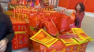 琼瑶老师一生为爱而生。一个个生动而美妙的爱情故事，在他的笔下妙趣生花。他的才华成就了很多人，也成就了她精彩绝伦，惋惜的是他也有坎坷，有跌宕起伏。真希望琼瑶老师来世能做一位普通人[合十][合十]