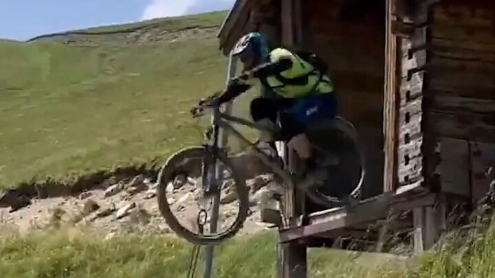 Yan Wang: Who's loitering around the door?!