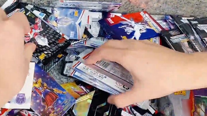 Stand pinggir jalan kartu Ultraman memiliki kartu yang sudah tidak dicetak lagi, lihat saya mendapat