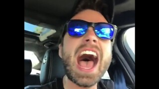 لقد غنى الرجل الكبير من مارفل على الفور، وقد تأثرت كثيرًا لدرجة أنك لم تجرؤ على التحرك!