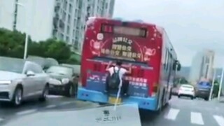挤公交，挤个屁！