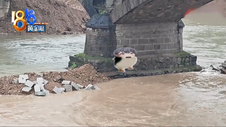 A woman who likes to collect stones was trapped in a surging river