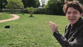 مجموعة من مقالب توم هولاند على عائلته. هذا الطفل شقي جدًا!