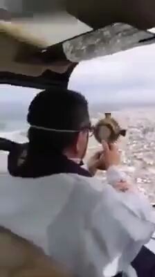 บาทหลวงคาทอลิกชาวสเปนใช้แสงศักดิ์สิทธิ์ของซานตา มูเอร์เตบนเฮลิคอปเตอร์เพื่อฆ่าเชื้อโควิด-19 แถมยังนำ