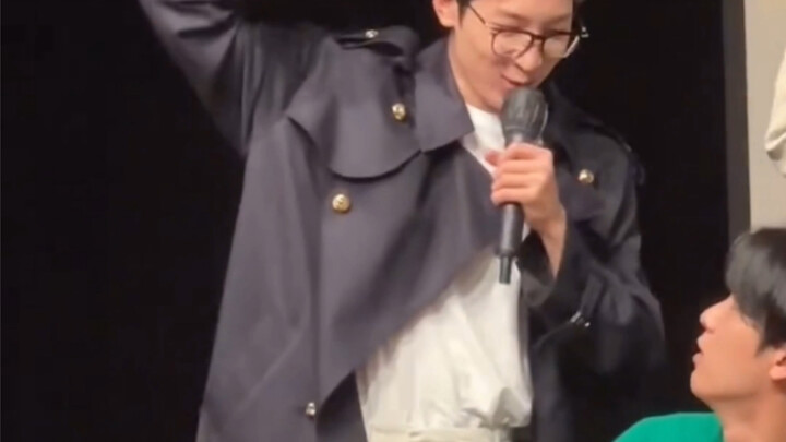 【مشهد شجار بين القط والكلب】 الكلب الصغير أصبح جريئًا لدرجة أنه يجرؤ على الصراخ في وجه أخيه ههههه