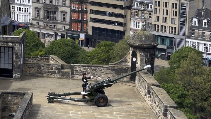 Lâu đài Edinburgh bắn đại bác mỗi ngày lúc 1 giờ chiều