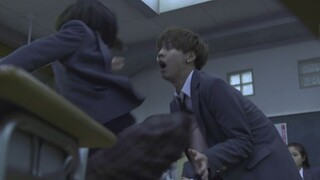 4分钟看完《3年A班》第一集，老师为一个女学生绑架全班同学每天一个问题答错就杀人。