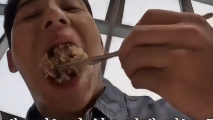 Các chú đừng ăn nữa, cháu sợ lắm