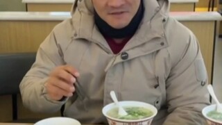 这下真是李赔光了，网友偶遇李维刚吃拉面，一点肉星子都没有！