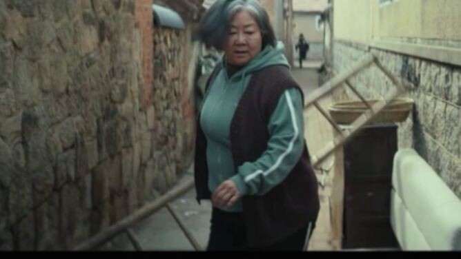 Grandma has restrained the supervisor for 60 seconds