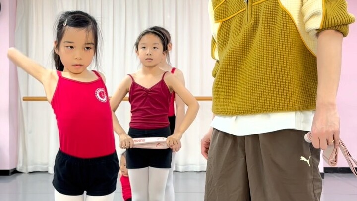 Tiếp nối hành trình chinh phục lớp múa của bé gái 4 tuổi đáng yêu. #BéĐángYêu #HọcViênMúa #CôGiáoNgụ