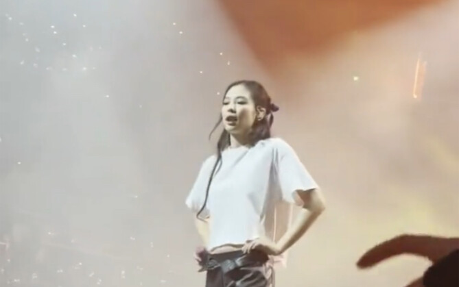 Quần áo mặc lên người Jennie đẹp quá!