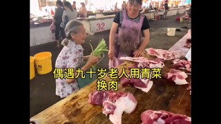 Thật đau lòng khi chứng kiến một bà cụ 80 tuổi đổi đậu lấy thịt. Người bán thịt không chỉ đổi thịt c