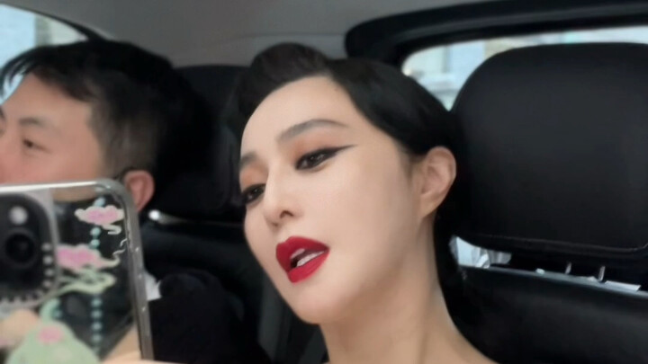 【Fan Bingbing】A super-realistic look at the celebrity after work: scrolling through fan comments, mu